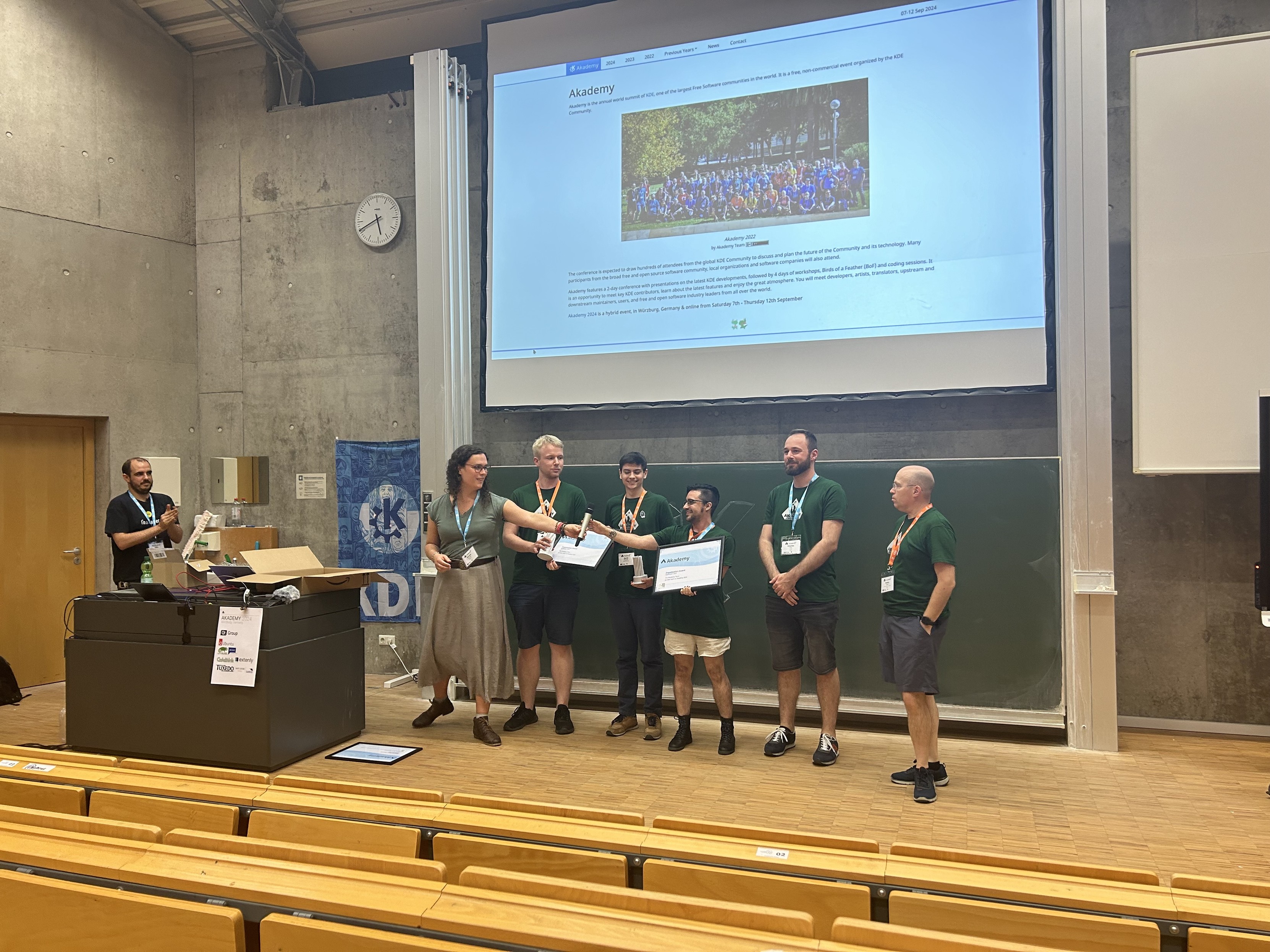 Picture of the Akademy Team while receiving the award